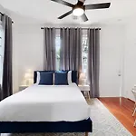 Spacious And Elegant Family In Mid-city