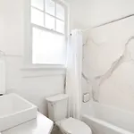 Holiday home Spacious And Elegant Family In Mid-city *