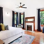 Spacious And Elegant Family In Mid-city *