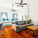 Stylish & Spacious In Apartment *