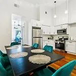 Stylish & Spacious In Apartment