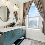 Stylish & Spacious In Apartment *