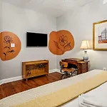 Spacious 5br 3ba With Private Courtyard And Heated Pool *