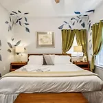 Spacious 5br 3ba With Private Courtyard And Heated Pool *