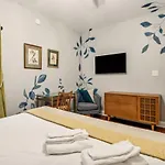 Spacious 5br 3ba With Private Courtyard And Heated Pool *