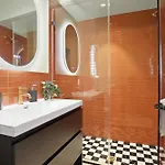 The Gisele - Modern 4Br 3Ba For 8 - Pool & Streetcar Stop