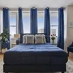 Beautiful Walk To French Quarter, Pool, Gym, View