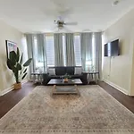 Beautiful Walk To French Quarter, Pool, Gym, View