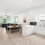 Sunny 5Bed W Parking And Direct Streetcar Access