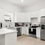 Sunny 5Bed W Parking And Direct Streetcar Access