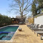 Holiday home Historic 8br With Pool Hot Tub *