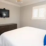 1Br Frenchmen Stay W Pool, Hot Tub & Balcony