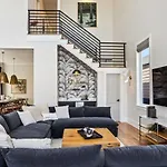 Gorgeous Grand With Heated Pool Holiday home *