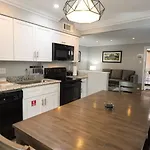 Frenchmen 2br Retreat W Pool & Hot Tub Access Aparthotel 4*