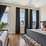 Gorgeous Grand With Heated Pool Holiday home New Orleans