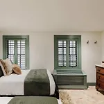 Holiday home Luxe 12-bedroom Garden District Shared Pool *