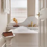 Luxe 12-bedroom Garden District Shared Pool Holiday home *
