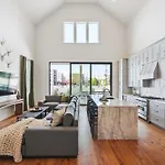 Luxe 7 Bedroom Home With Pool And Spa 1 Block To Parade Route