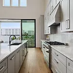 Holiday home Luxe 7 Bedroom With Pool And 1 Block To Parade Route
