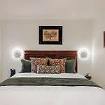 Luxe 12-bedroom Garden District Shared Pool * New Orleans