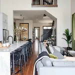 Holiday home Luxe 7 Bedroom With Pool And 1 Block To Parade Route *