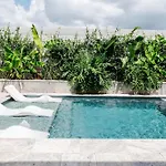 Luxe 7 Bedroom With Pool And 1 Block To Parade Route Holiday home *