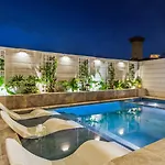 Luxe 7 Bedroom With Pool And 1 Block To Parade Route *
