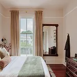 18 Bedroom Garden District Mansion Shared Pool Holiday home *