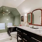 Holiday home 18 Bedroom Garden District Mansion Shared Pool New Orleans
