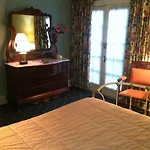 Nine-o-five Royal Hotel