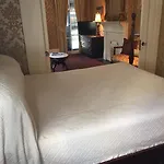 Nine-o-five Royal Hotel