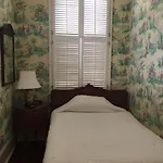 Nine-o-five Royal Hotel