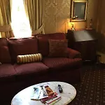 Nine-o-five Royal Hotel
