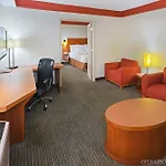 La Quinta & By Wyndham Downtown Hotel