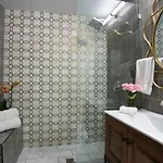 Inn 4 Bedroom - Sleeps 8! Celebrity Next To Frenchman St 3*