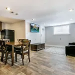 Lovely 2Br Next To City Park By Hosteeva