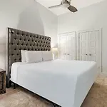 Modern & Fully Furnished In The Heart Of The Apartment