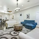 Modern 4br Penthouse In Downtown By Hosteeva