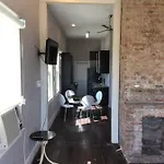 Modern 2 Blocks From Quarters Apartment