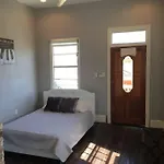 Apartment Modern 2 Blocks From Quarters