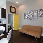 Modern 2 Blocks From Quarters *