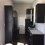 Apartment Modern 2 Blocks From Quarters *