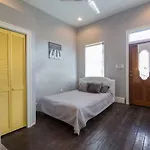 Apartment Modern 2 Blocks From Quarters