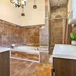 Apartment Spacious 4br On Carondelet Near Hot Spo