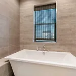 Fully-furnished Townhouse With Luxury Amenities Holiday home New Orleans