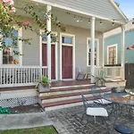 Cozy And Charming House Close To St Charles Ave