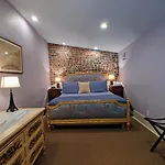 Parisian Courtyard Bed & Breakfast 3*