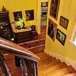 Parisian Courtyard Bed & Breakfast 3*