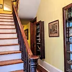 Parisian Courtyard Bed & Breakfast 3*
