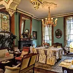Parisian Courtyard 3*